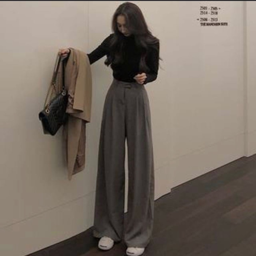 Grey wide-leg trousers / pants